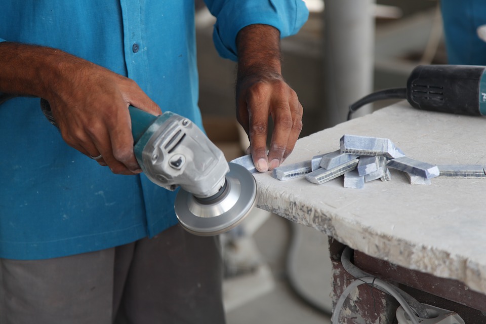 Hombre trabajando Marmol