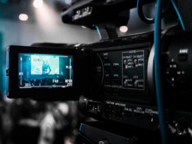 Cámara de cine y rodaje en localizaciones de Sevilla