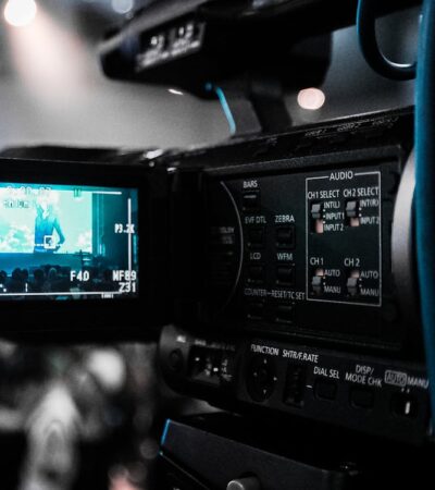 Cámara de cine y rodaje en localizaciones de Sevilla