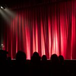 Interior de teatro con escenario iluminado en Sevilla