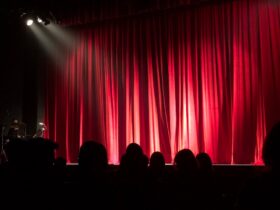 Interior de teatro con escenario iluminado en Sevilla