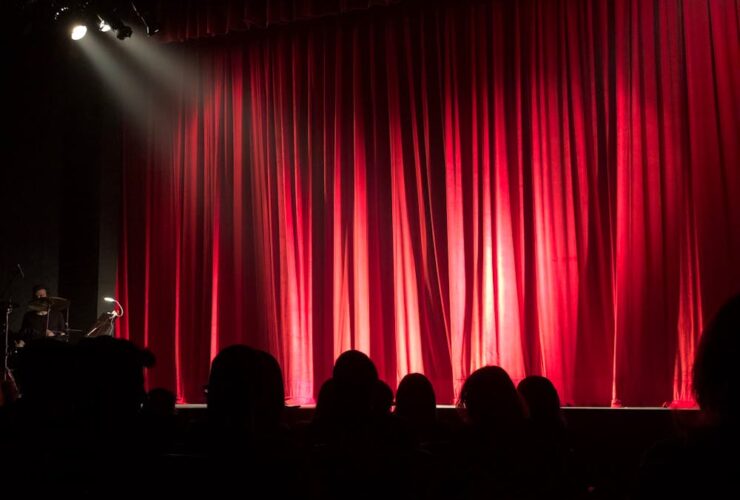 CDATA[ Sevilla no es solo flamenco y guitarra. Tras los muros de sus teatros históricos y en los escenarios de sus salas alternativas late una escena escénica rica, diversa y con una proyección internacional que no siempre recibe el reconocimiento ...
<![CDATA[ Sevilla es una ciudad donde la arquitectura cuenta historias. Desde las casas señoriales del casco antiguo hasta los corrales de vecinos de Triana, el patrimonio residencial sevillano encierra siglos de tradición constructiva que, con el paso del tiempo, necesita ...
Sevilla, una ciudad para comprar con los cinco sentidos Ir de compras en Sevilla es mucho más que una actividad comercial: es una experiencia sensorial que combina el placer de descubrir productos únicos con el disfrute de pasear por calles ...
Sevilla, ciudad de historias entre la realidad y la fantasía Detrás de cada fachada sevillana se esconde una historia, y muchas de esas historias transitan la delgada frontera entre lo real y lo legendario. Sevilla es una ciudad que ha ...
El tesoro gastronómico que vertebra la cocina sevillana El aceite de oliva virgen extra no es solo un ingrediente de la cocina sevillana: es su columna vertebral, el hilo conductor que une todos los platos, desde el gazpacho más humilde ...
Cuando Sevilla mira al futuro Sevilla es una ciudad que vive de su historia, pero que no renuncia a escribir nuevos capítulos arquitectónicos. Junto a los monumentos islámicos, góticos y barrocos que definen su perfil clásico —e incluso las huellas ...
Sevilla, la ciudad que enamora a Hollywood Sevilla tiene una relación larga y fructífera con el séptimo arte. Su fotogenia natural —la luz, los monumentos que componen su perfil inconfundible, las calles estrechas, los patios floridos, el río— la ha ...
Sevilla: más verde de lo que piensas Cuando se piensa en Sevilla, las imágenes que vienen a la mente suelen ser de monumentos, calles empedradas y plazas soleadas. Pero Sevilla es también una ciudad sorprendentemente verde, con una red de ...
Sacar adelante un proyecto gráfico en una ciudad tan competitiva requiere contar con aliados que entiendan que tu tiempo y tu presupuesto son sagrados. La búsqueda de resultados profesionales a menudo se vuelve cuesta arriba cuando los precios son desorbitados ...
![Interior de teatro con escenario iluminado en Sevilla